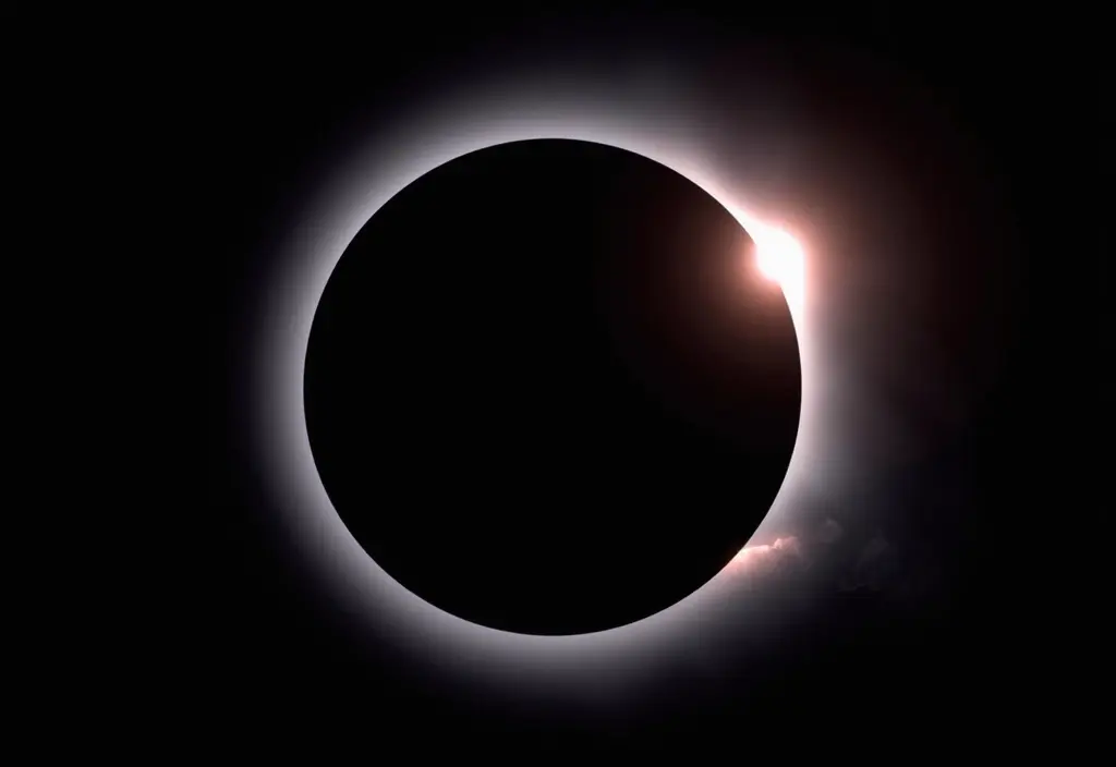 Die leuchtend rote Gasschicht am Sonnenrand die die Geheimnisse der Chromosphäre während einer Sonnenfinsternis enthüllt