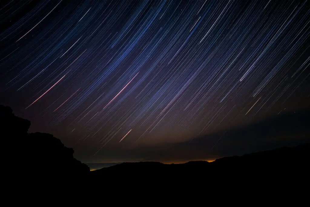 Ein Meteorschauer der zeigt wie eine Sternschnuppe oft als Teil eines größeren Ereignisses entsteht